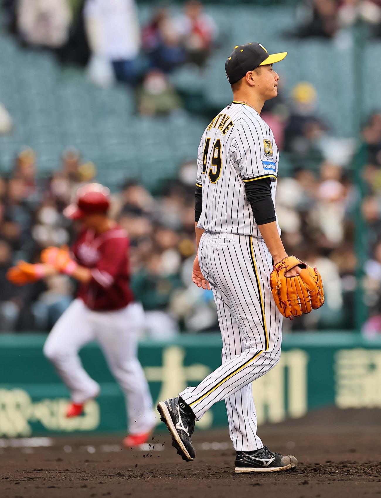阪神対楽天オープン戦　7回表楽天2死、渡辺佳明（左）にソロ本塁打を浴びる大竹（撮影・上田博志）