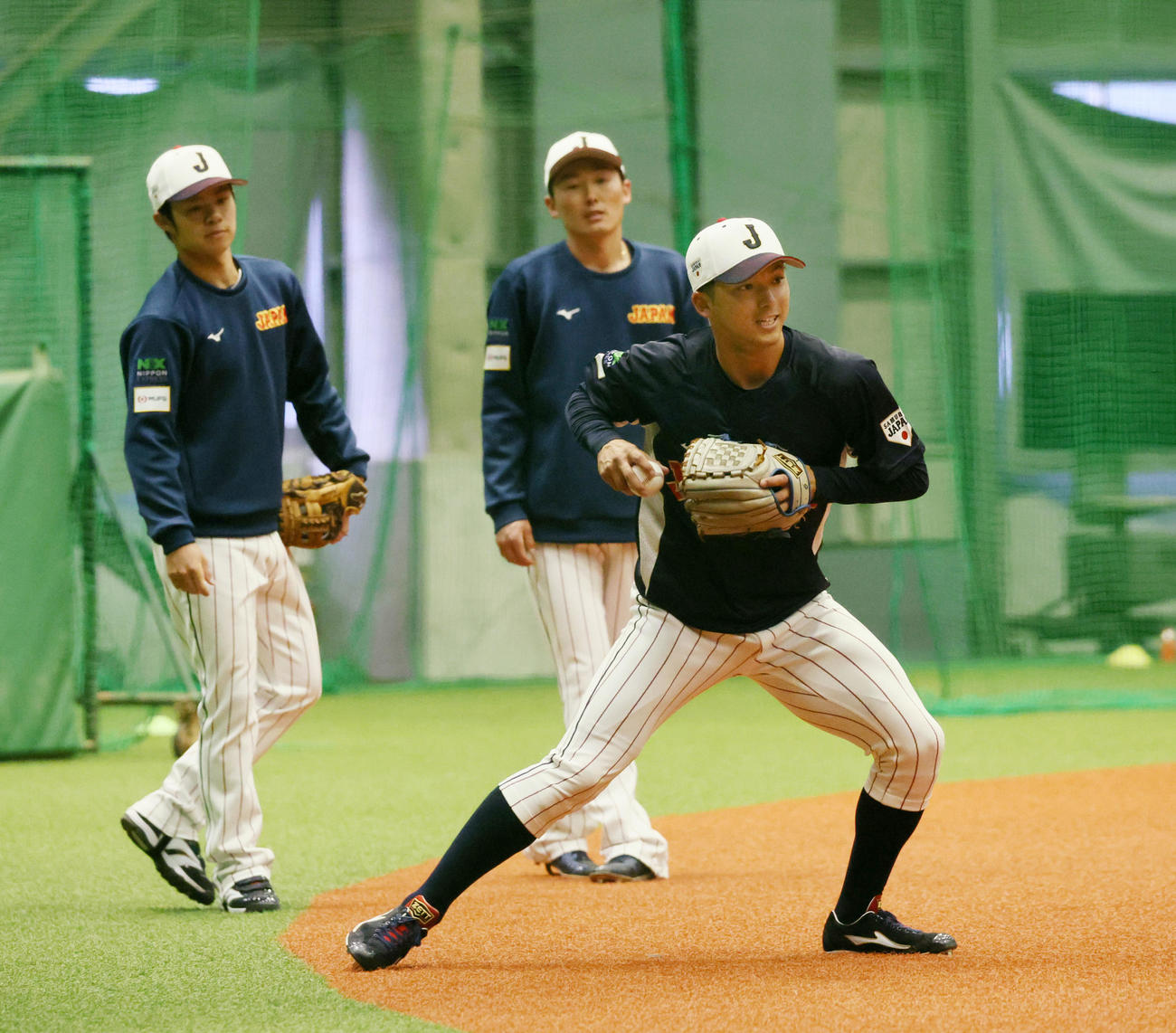 守備練習を行う宗山。後方左は中野、中央は源田（2024年3月5日撮影）