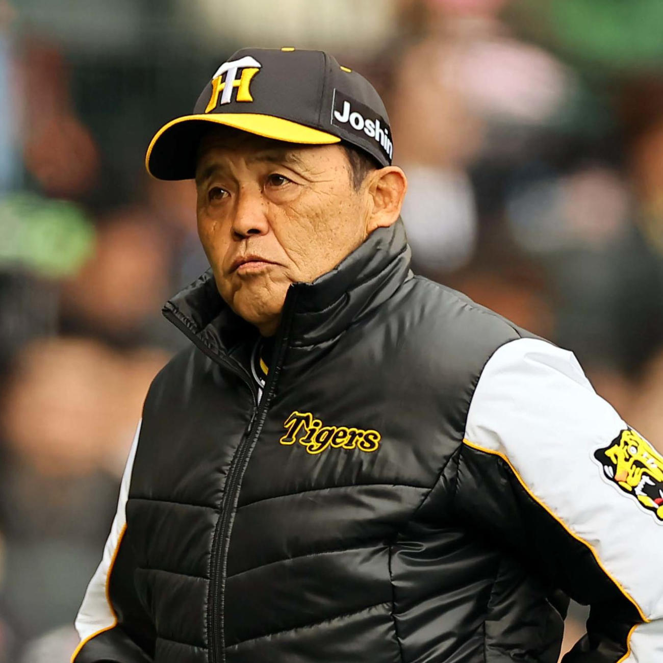 阪神対楽天オープン戦　選手交代を告げる岡田監督（撮影・上田博志）