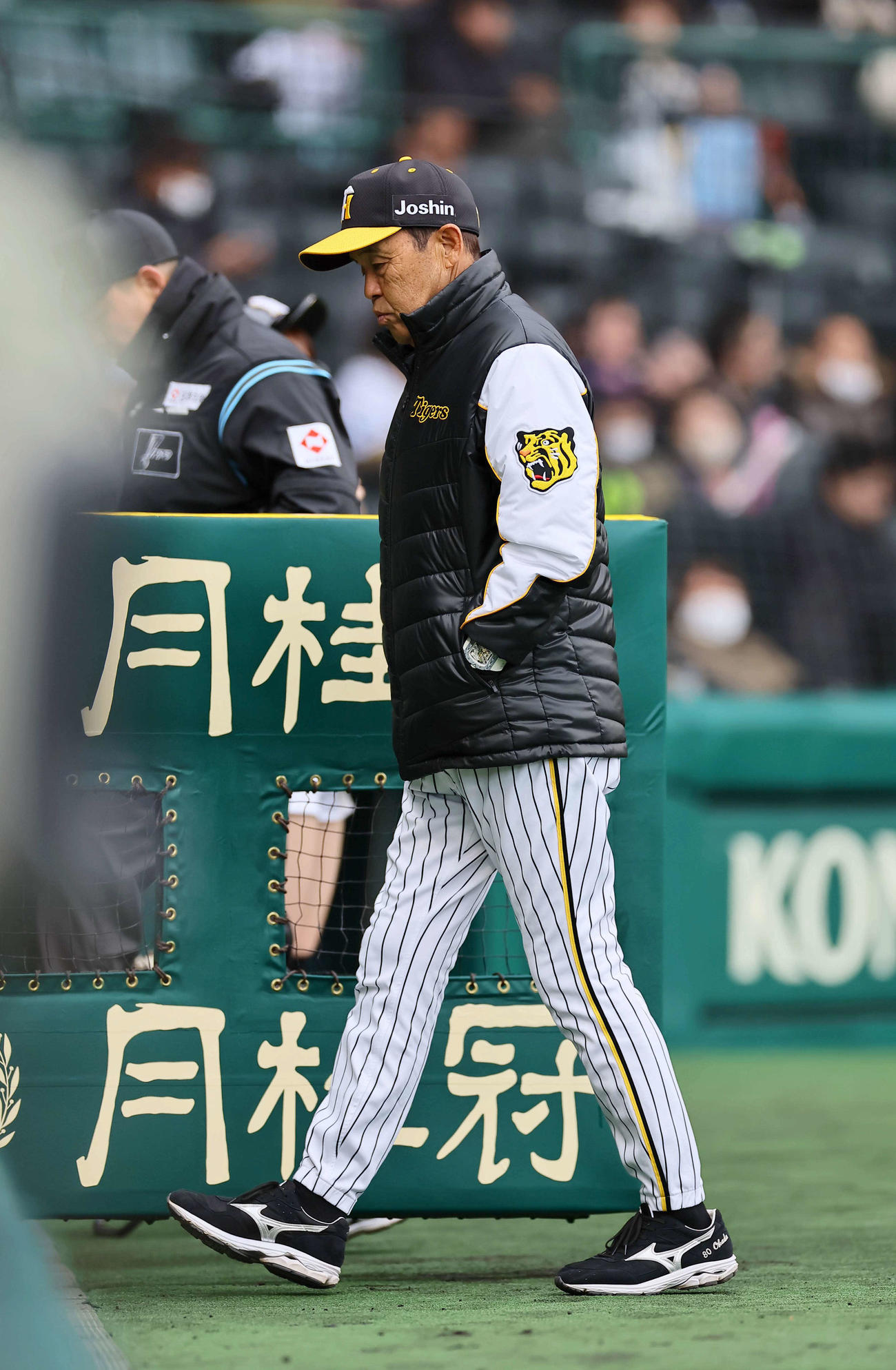 阪神対楽天オープン戦　選手交代を告げる岡田監督（撮影・上田博志）