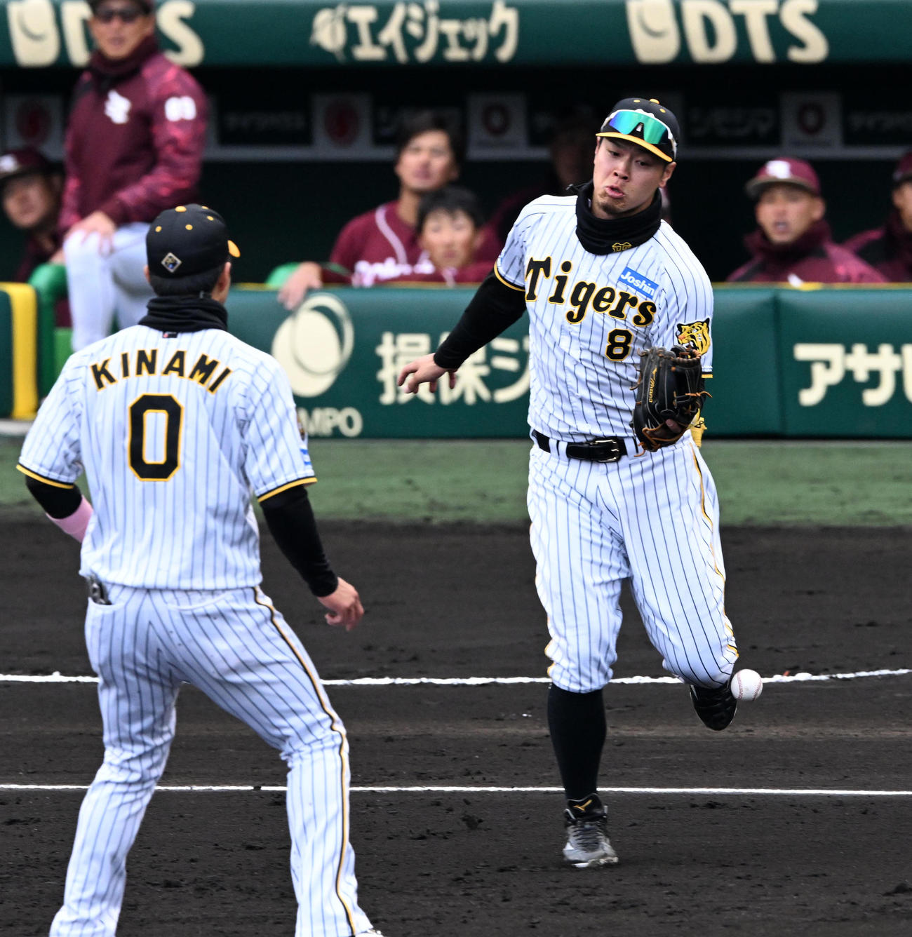 阪神対楽天　2回表楽天無死、阿部の打球を落球する三塁の佐藤輝（撮影・前岡正明）
