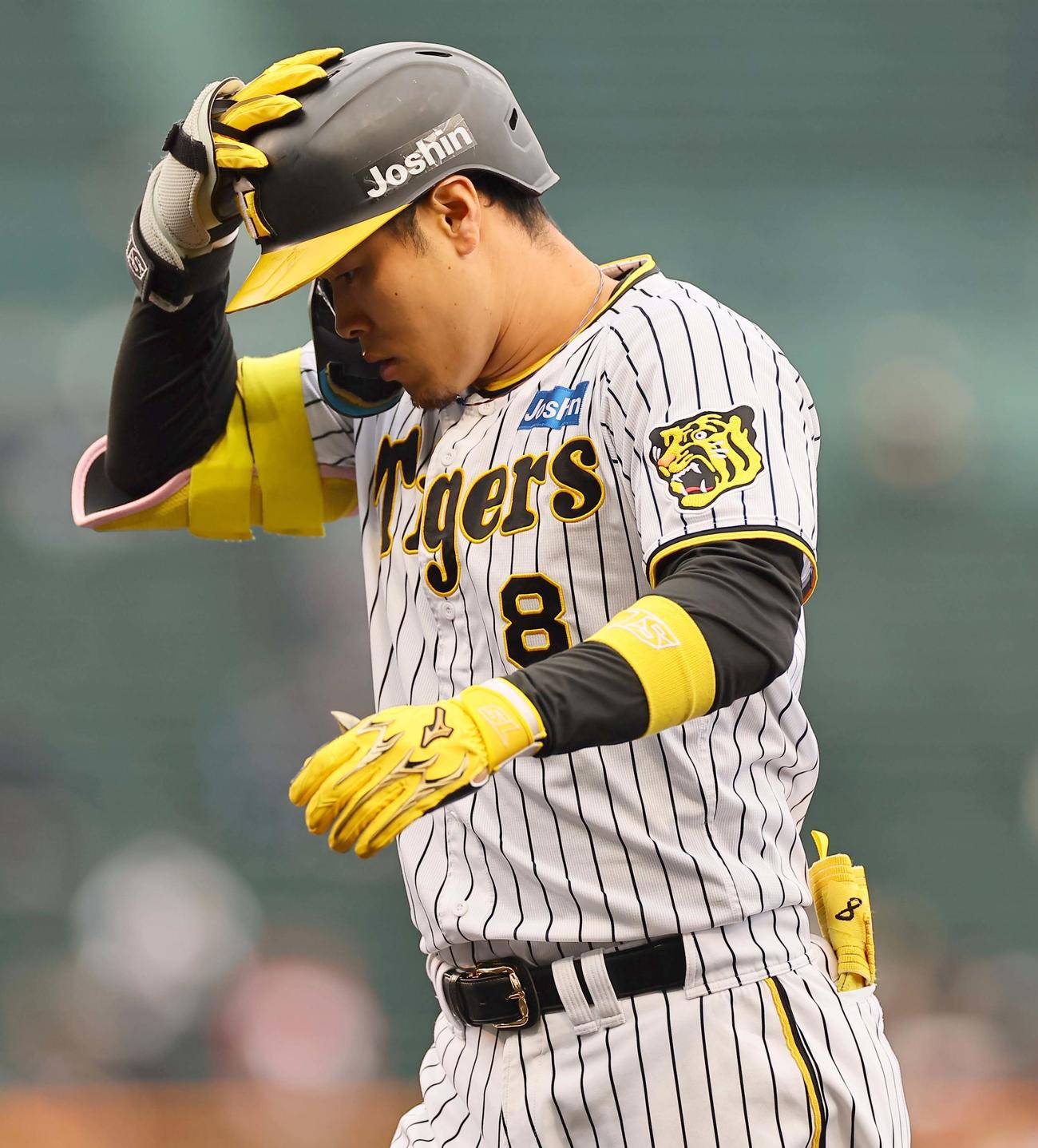 阪神対楽天オープン戦　3回裏阪神2死一、二塁、佐藤輝は二ゴロに倒れる（撮影・上田博志）