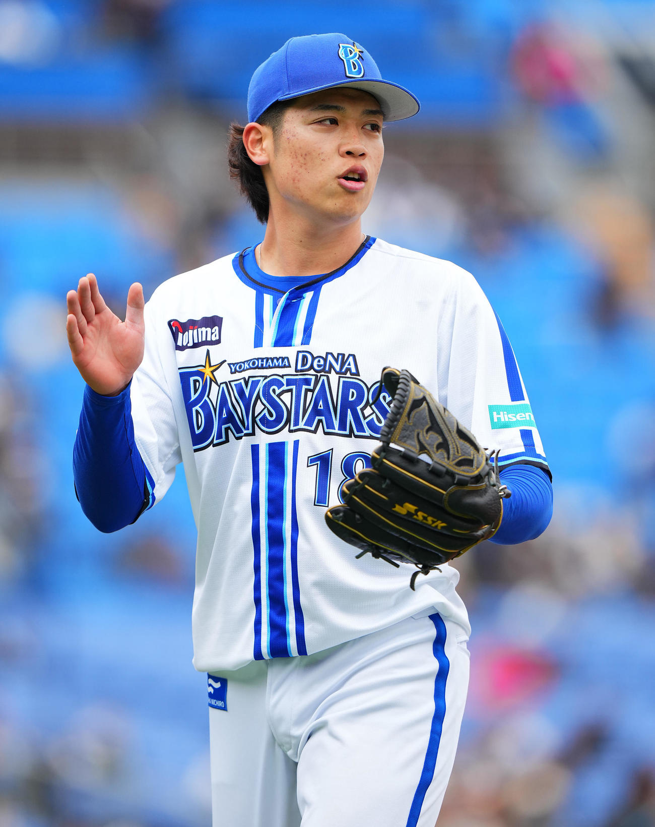 DeNA対ロッテ　1回表ロッテ2死一塁、山口の一ゴロに仕留め無失点の小園はグラブをたたく（撮影・垰建太）