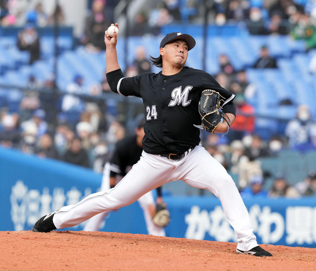 DeNA対ロッテ　7回からマウンドに上がったロッテ東妻（撮影・たえ見朱実）