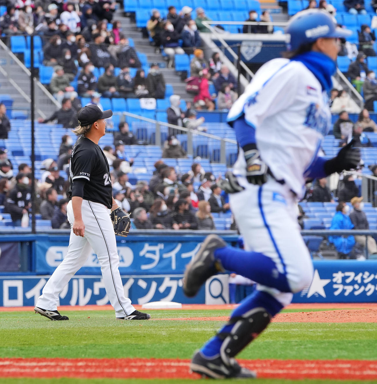 DeNA対ロッテ　7回裏DeNA1死一塁、弟の純平（手前）に二塁打を許す兄の東妻勇輔（撮影・垰建太）