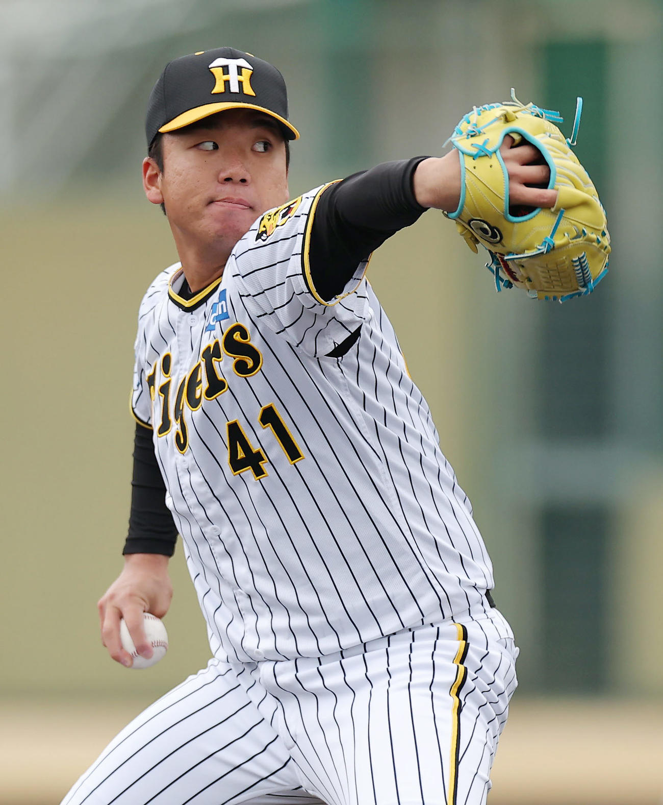 教育リーグのソフトバンク戦で力投する阪神村上（撮影・前田充）