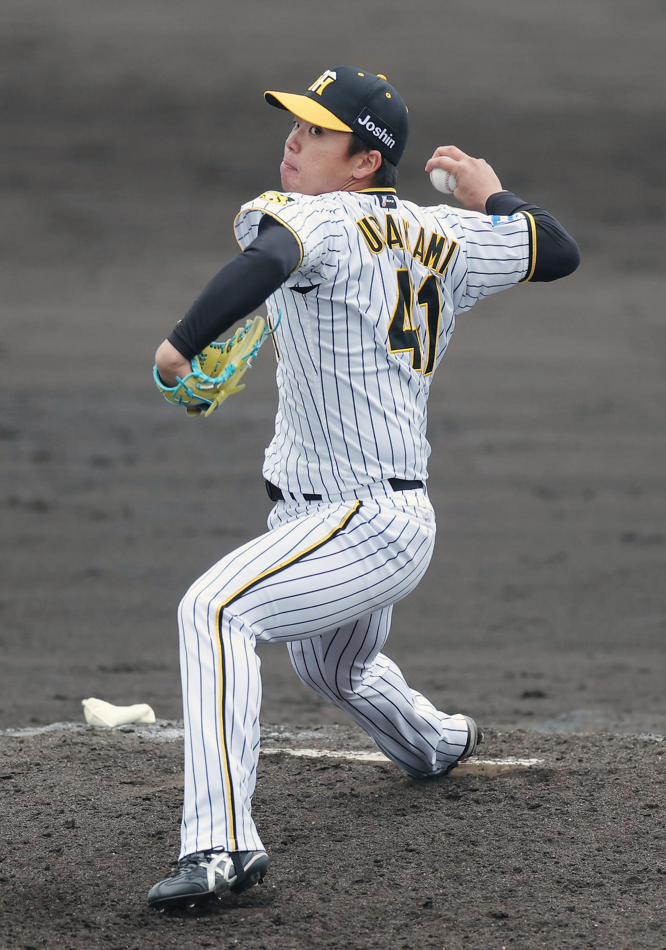 教育リーグのソフトバンク戦で力投する阪神村上（撮影・前田充）