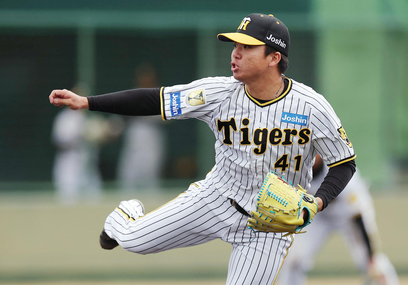 教育リーグのソフトバンク戦で力投する阪神村上（撮影・前田充）