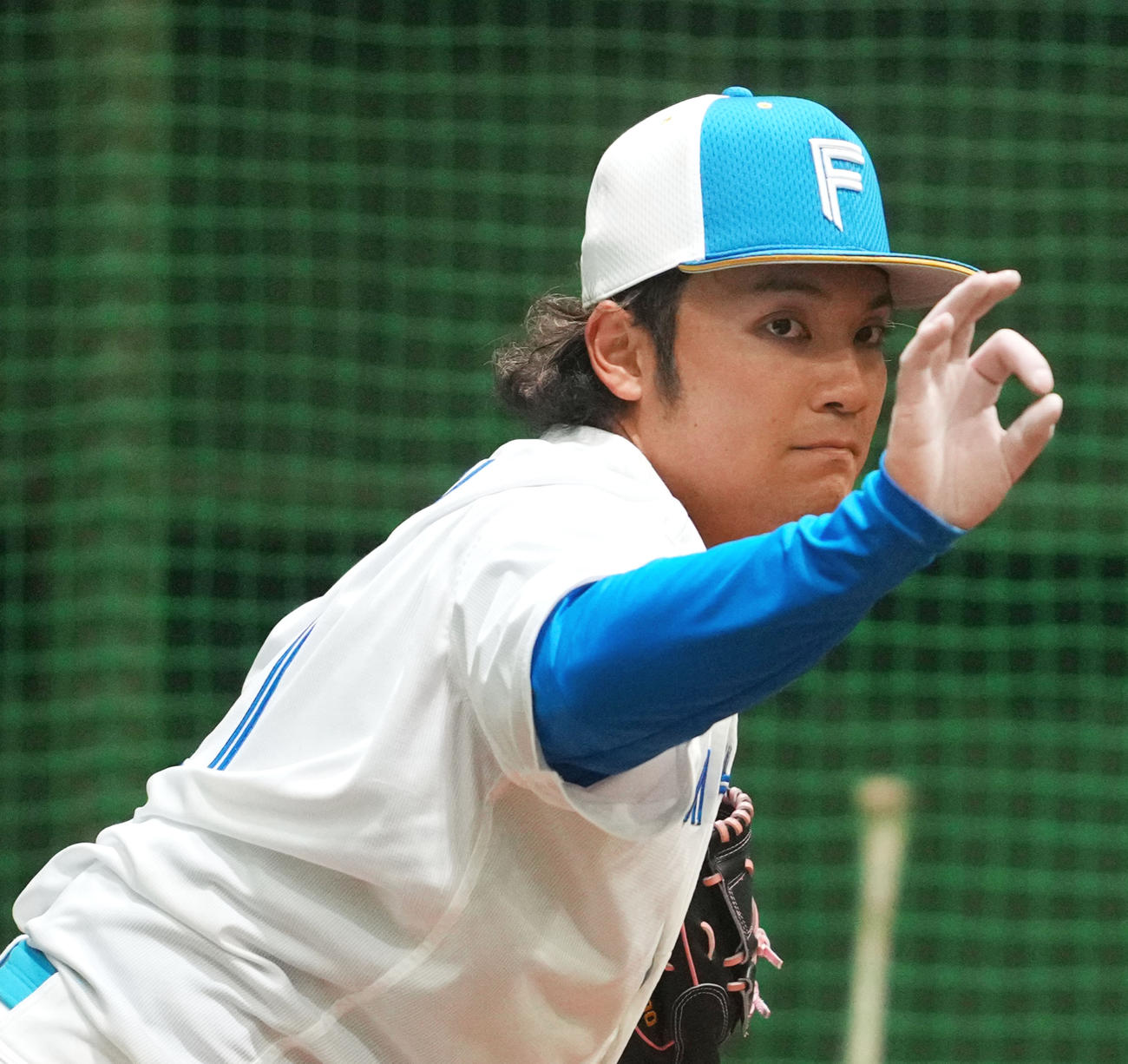 ブルペンで投球練習をする日本ハム伊藤（撮影・横山健太）