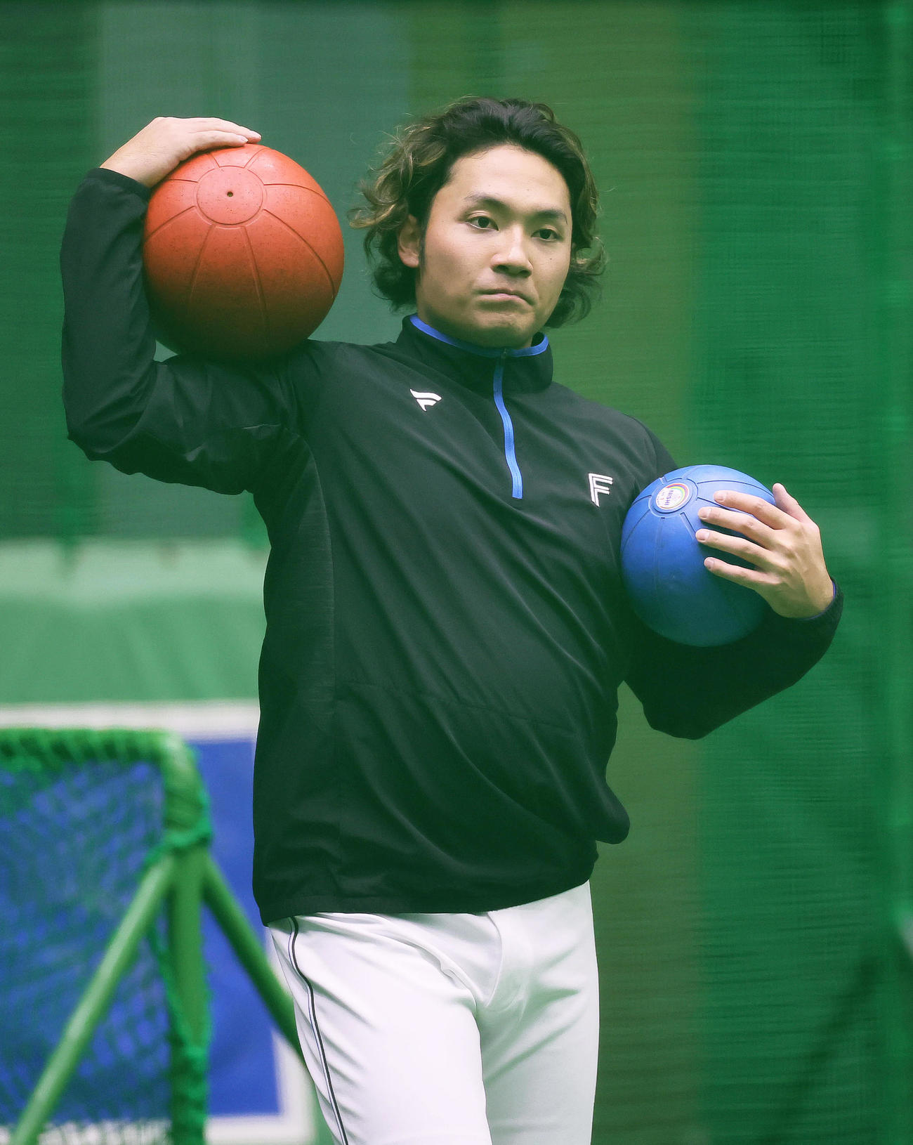 室内で調整する日本ハム伊藤（撮影・足立雅史）