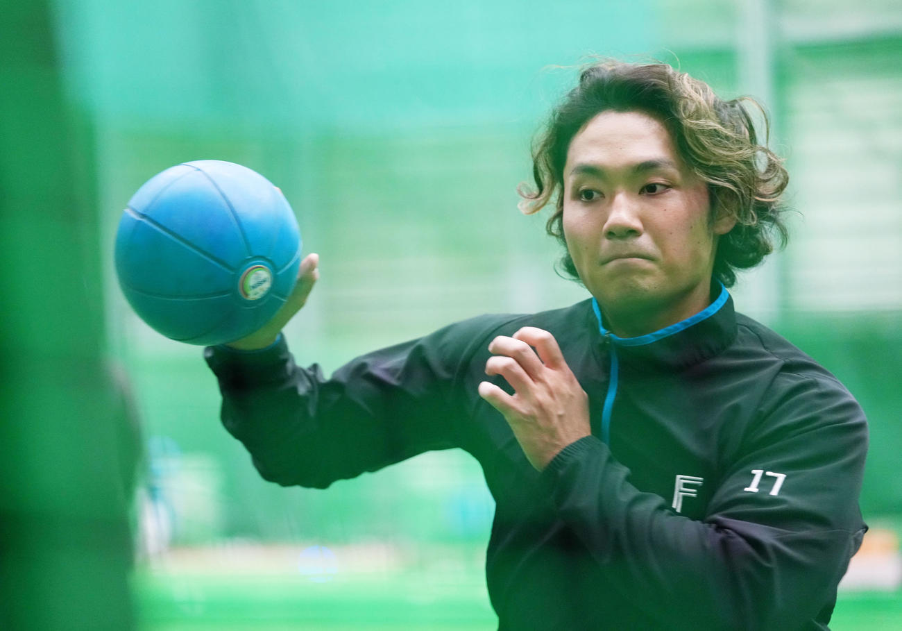 トレーニングをする日本ハム伊藤（撮影・横山健太）