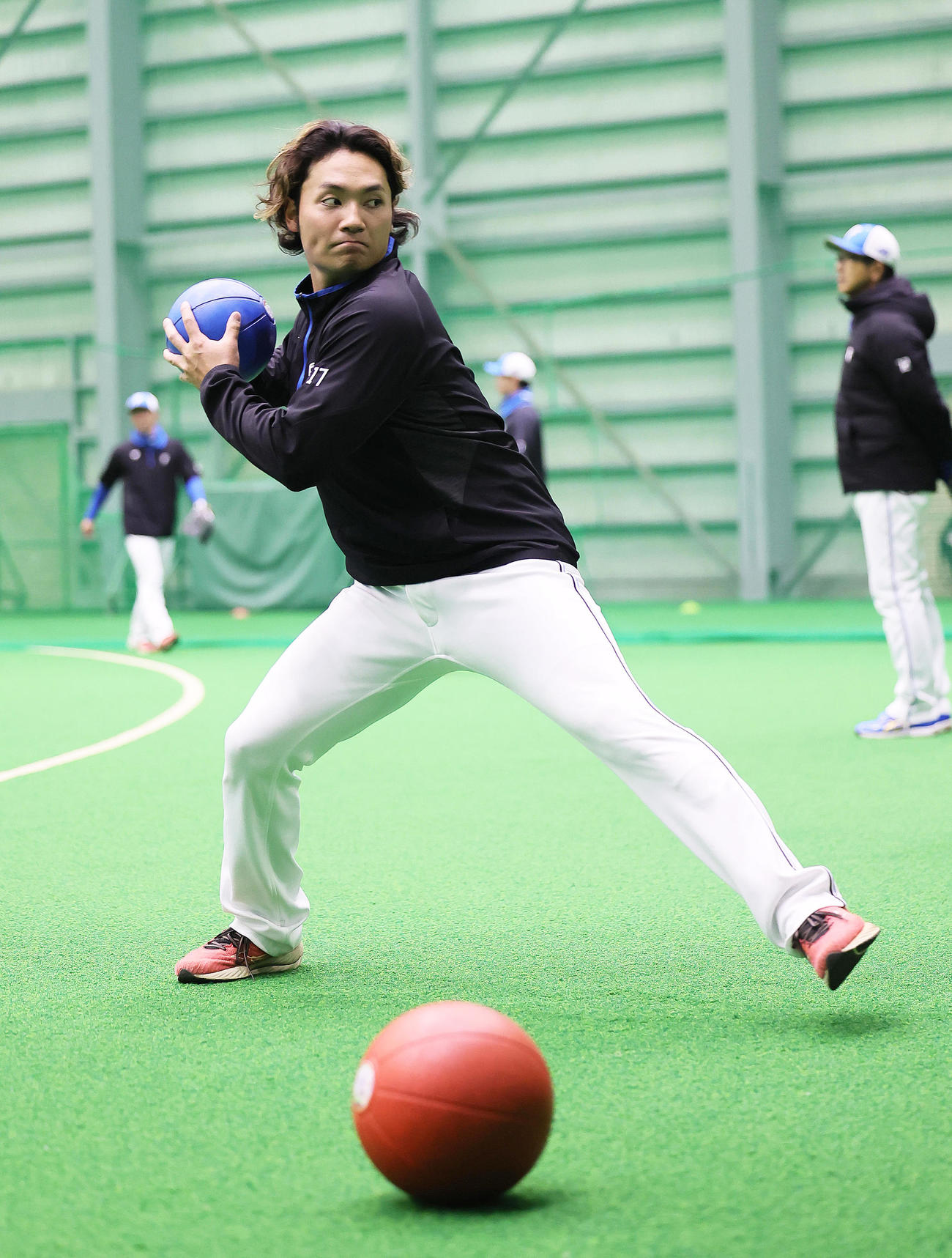室内で調整する日本ハム伊藤（撮影・足立雅史）
