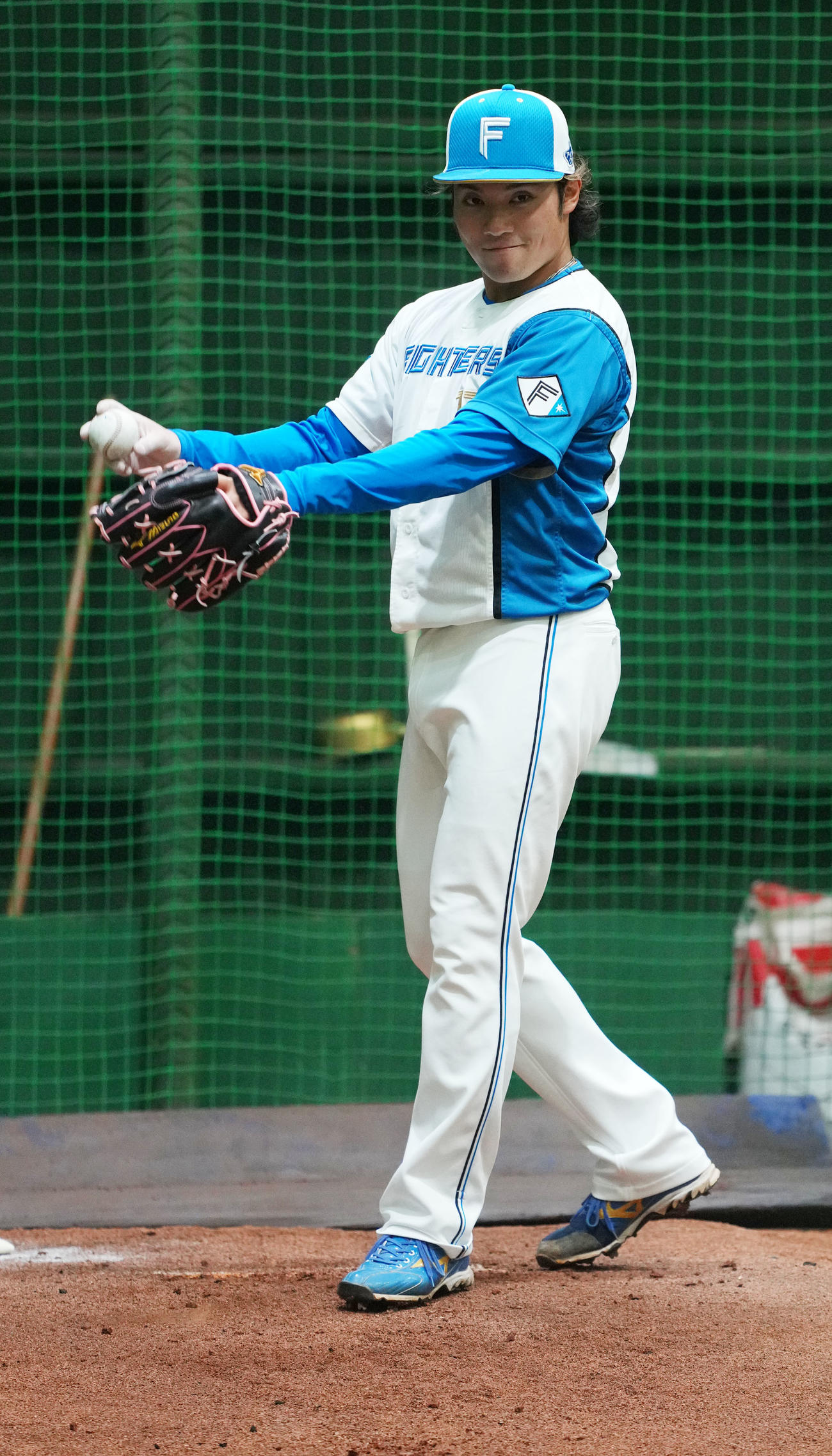 ブルペンで投球練習をする日本ハム伊藤（撮影・横山健太）