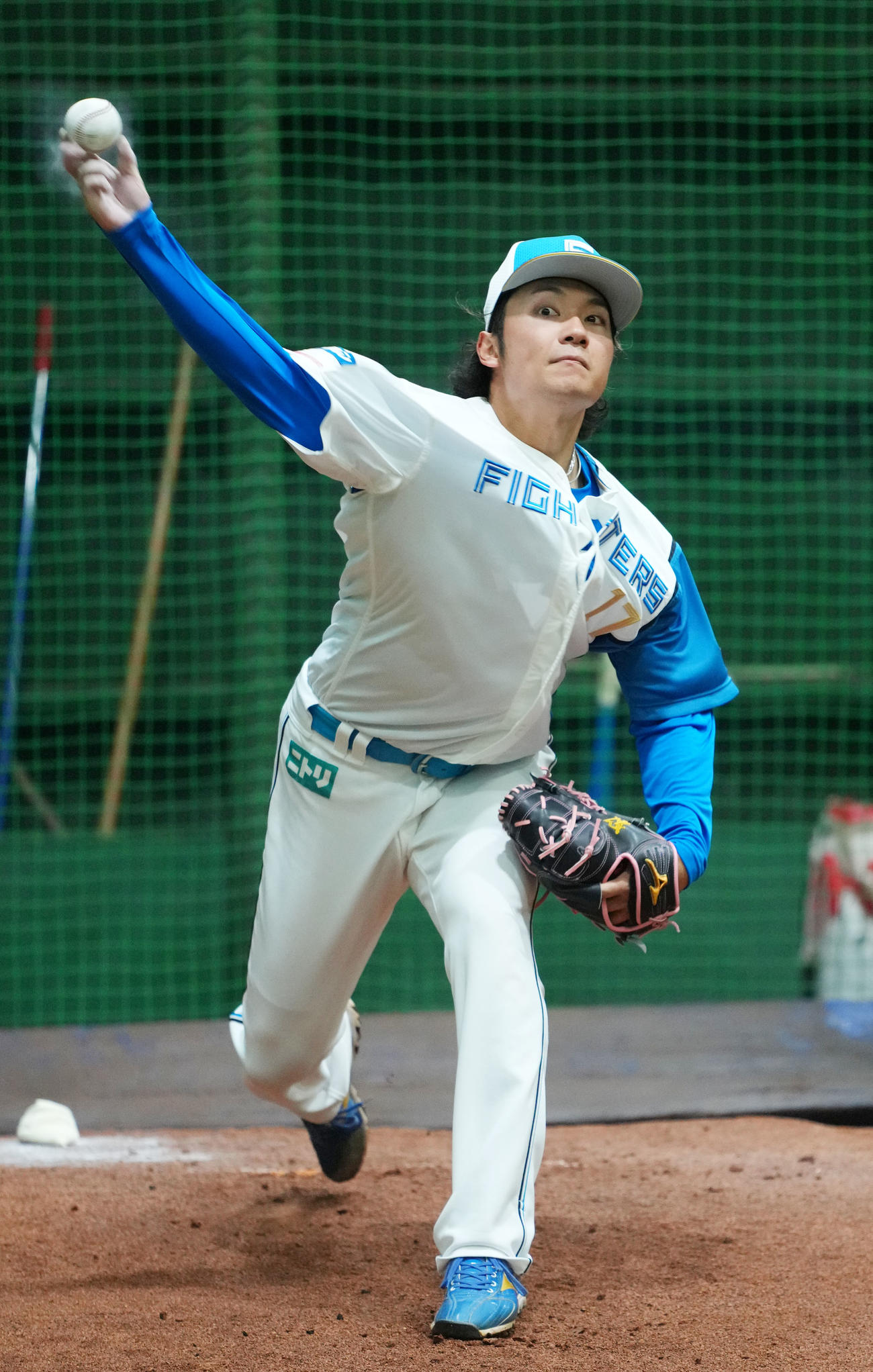 ブルペンで投球練習をする日本ハム伊藤（撮影・横山健太）