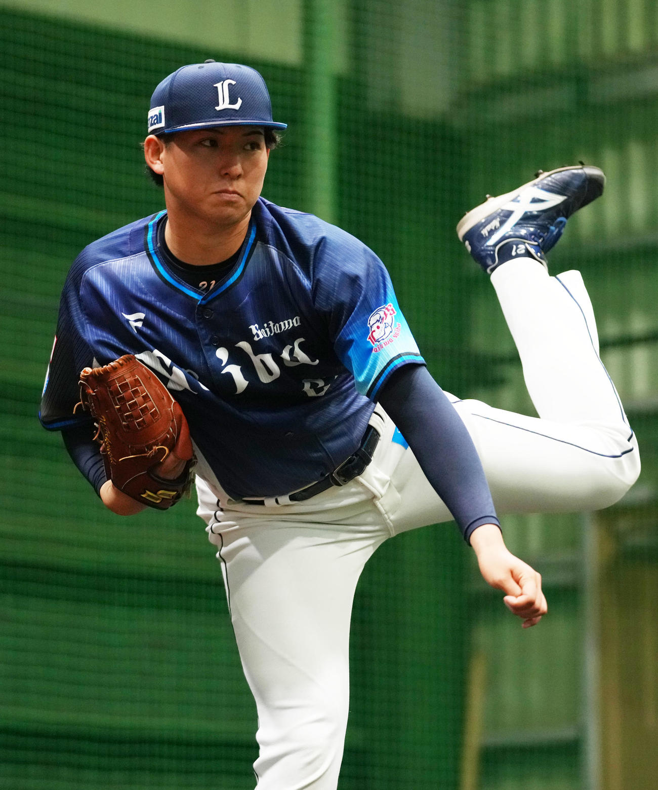 ブルペンで投球練習をする西武武内（撮影・横山健太）