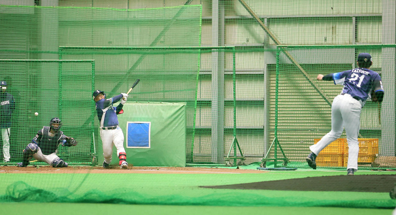 ライブBPに登板した武内（右）。打者渡部（撮影・足立雅史）