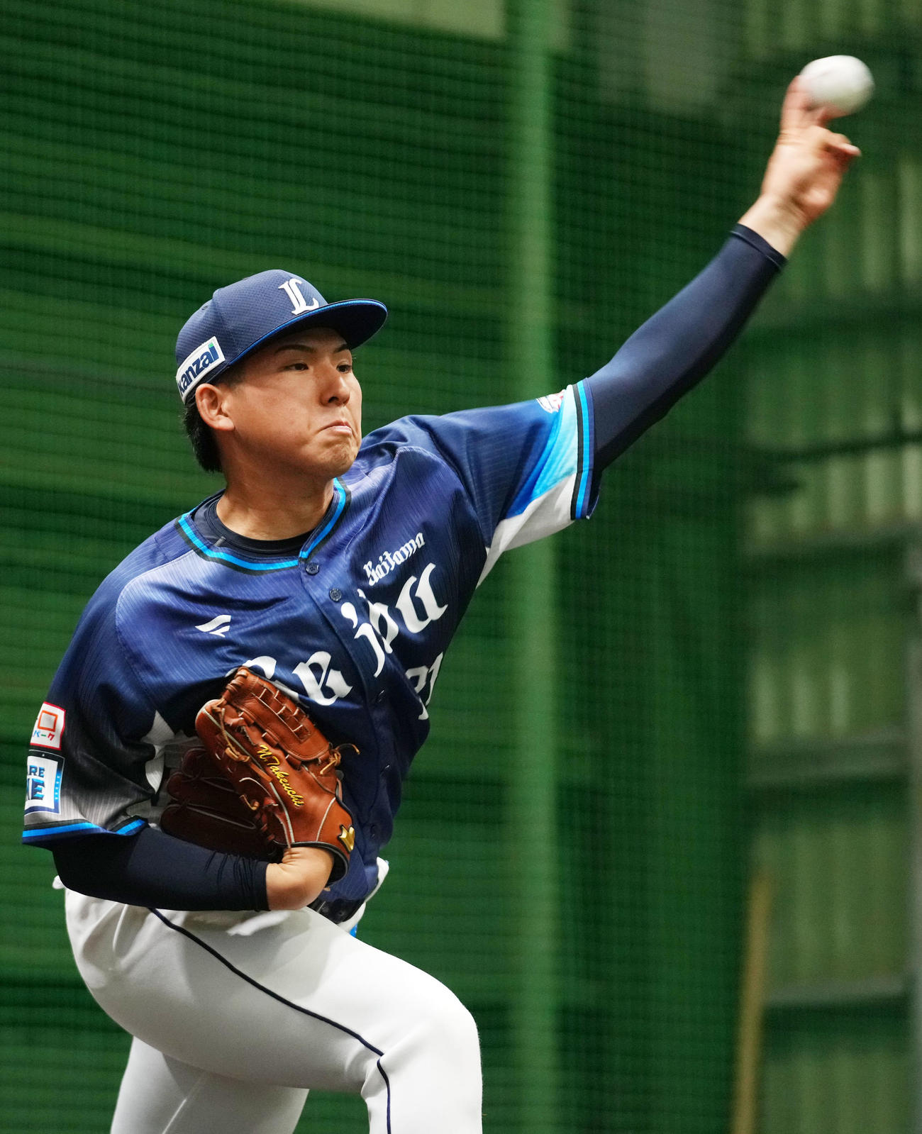 ブルペンで投球練習をする西武武内（撮影・横山健太）