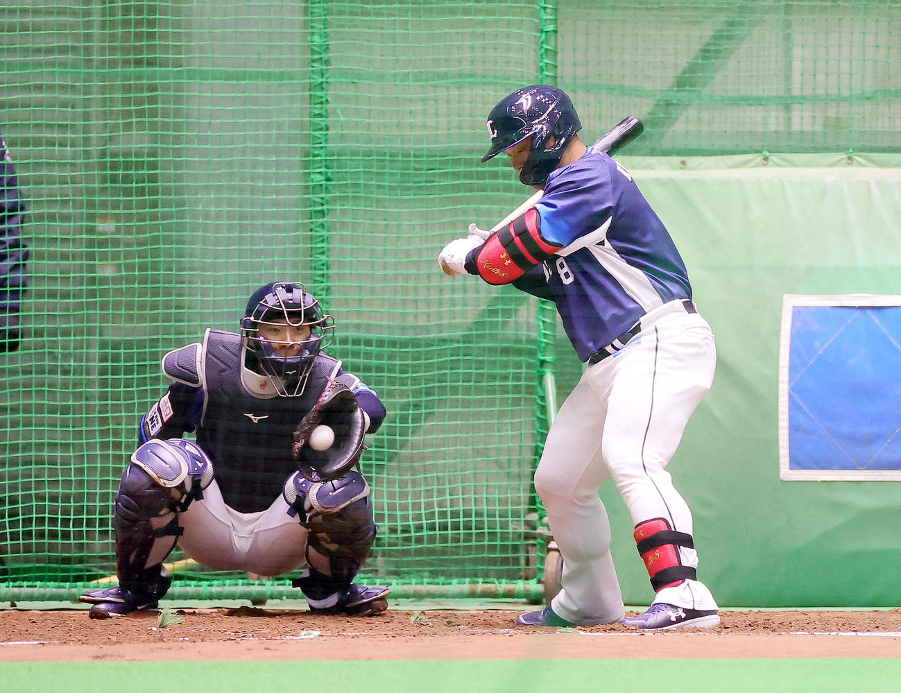 ライブBPで西武武内に対し、見逃し三振に倒れる渡部（撮影・足立雅史）
