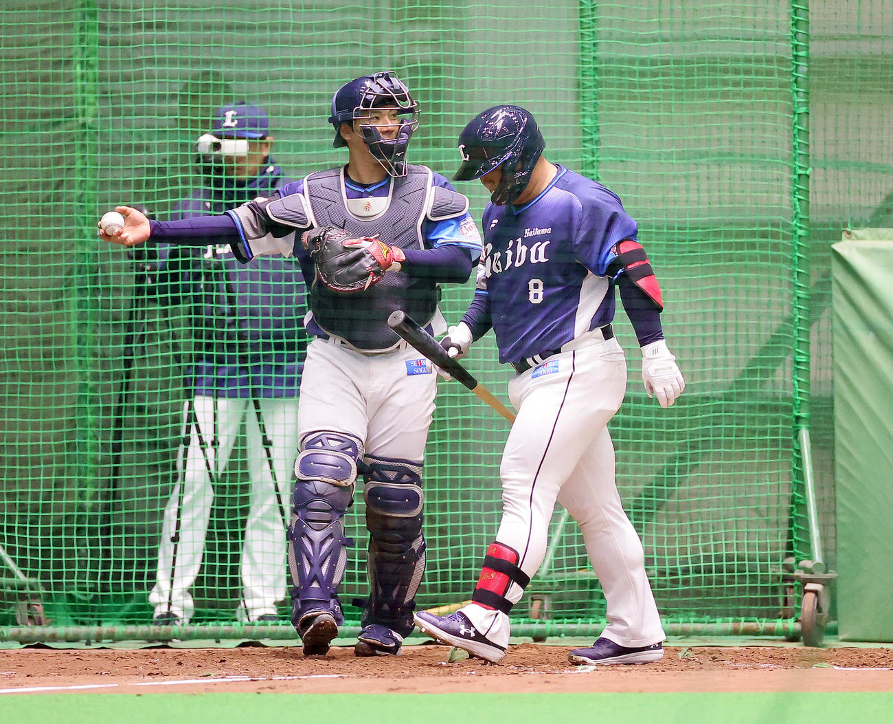 ライブBPで西武武内に対し、見逃し三振に倒れた渡部（右）（撮影・足立雅史）