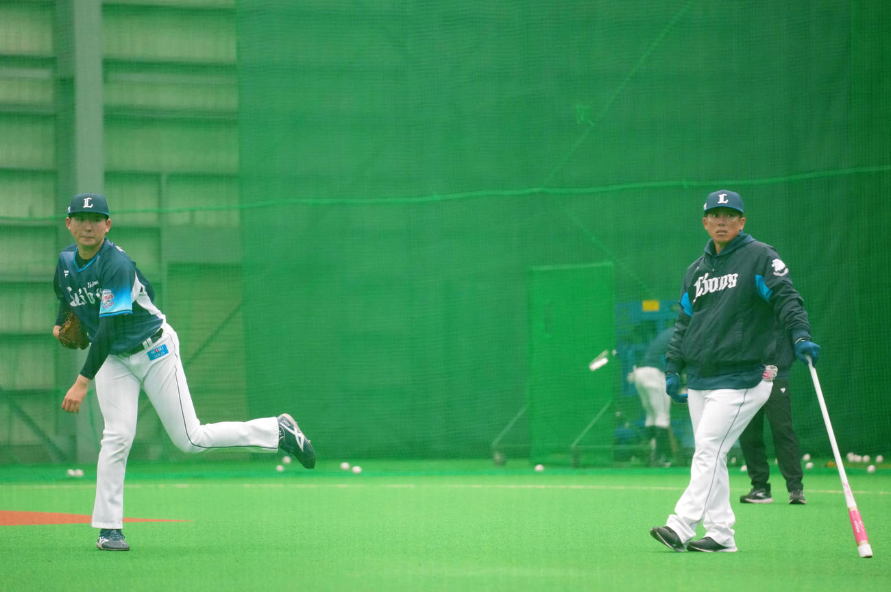 西武武内（左）のキャッチボールを見つめる松井監督（撮影・横山健太）