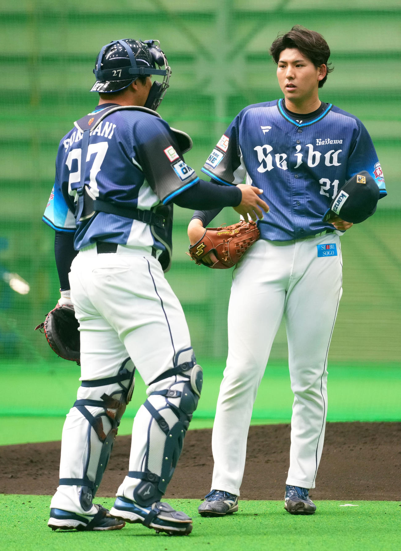 ライブBPを終え言葉を交わす西武武内（右）と炭谷（撮影・横山健太）