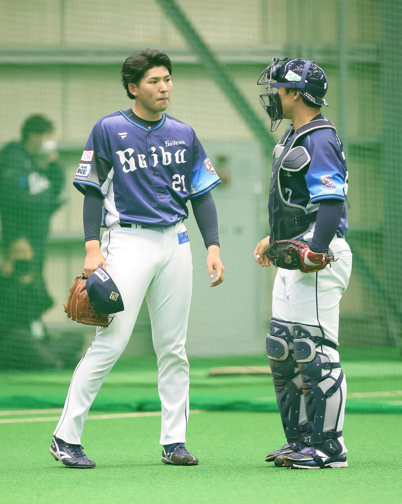 ライブBPを終えた西武武内（左）は炭谷と会話を交わす（撮影・足立雅史）