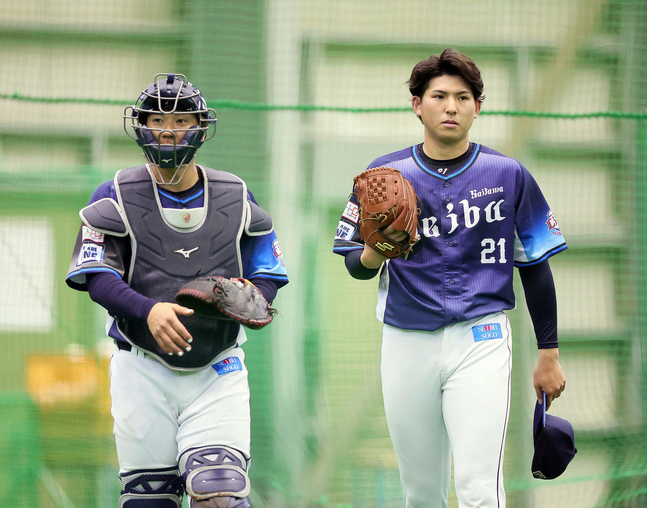 ライブBPを終えた西武武内（右）は炭谷と会話を交わす（撮影・足立雅史）