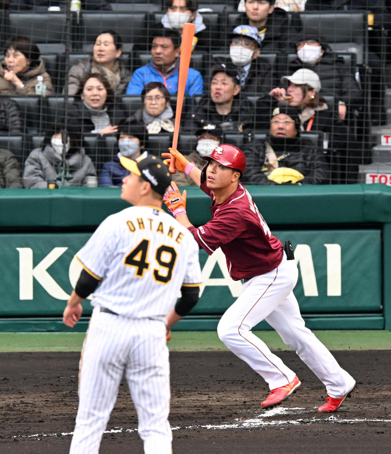 阪神対楽天　7回表楽天2死、渡辺佳は右越え本塁打を放つ。投手大竹（撮影・前岡正明）