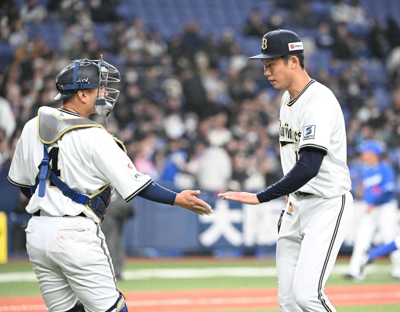 オリックス対中日　4回を投げ終え、捕手森（左）とタッチする曽谷（撮影・和賀正仁）