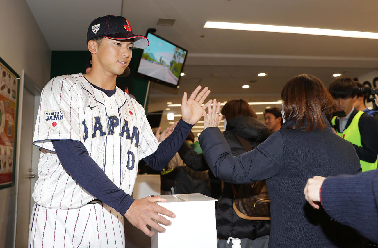 侍ジャパン対欧州代表　試合前、能登半島地震の被災地支援を目的とした募金活動を行う宗山（左）（撮影・前田充）