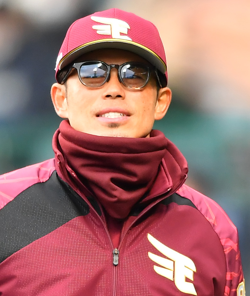 阪神対楽天　9回裏、選手交代を告げる楽天今江監督（撮影・清水貴仁）