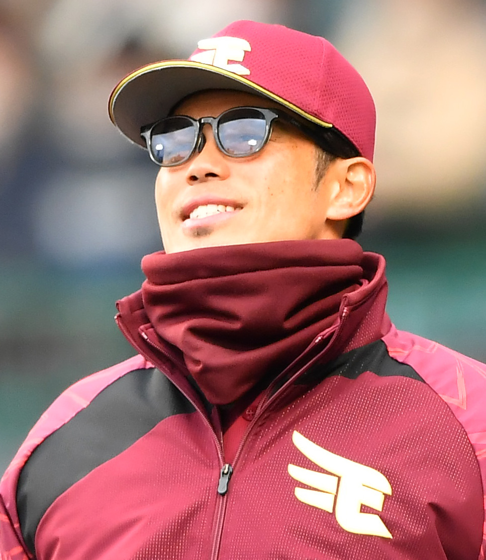 阪神対楽天　9回裏、選手交代を告げる楽天今江監督（撮影・清水貴仁）