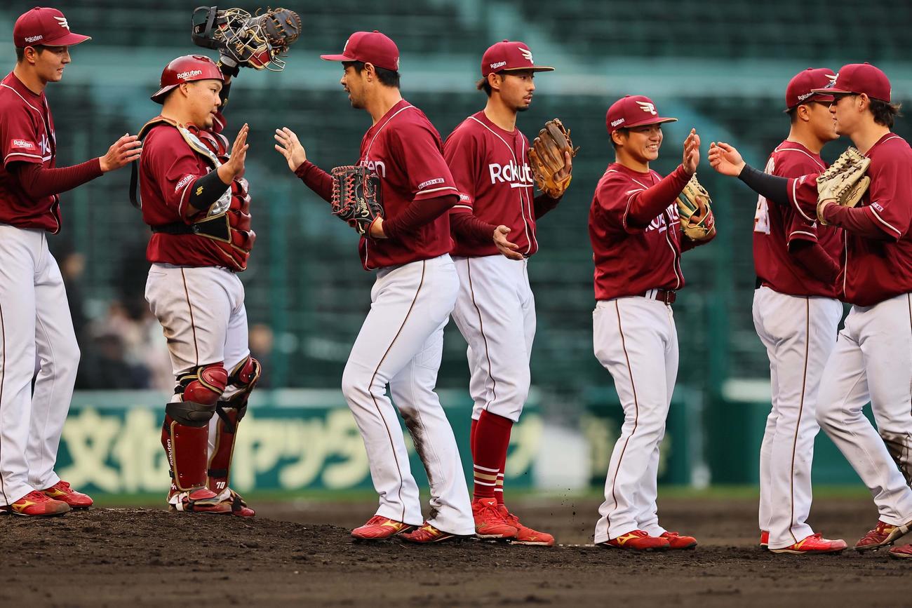 阪神対楽天オープン戦　阪神に勝利しハイタッチして喜ぶ楽天ナイン（撮影・上田博志）