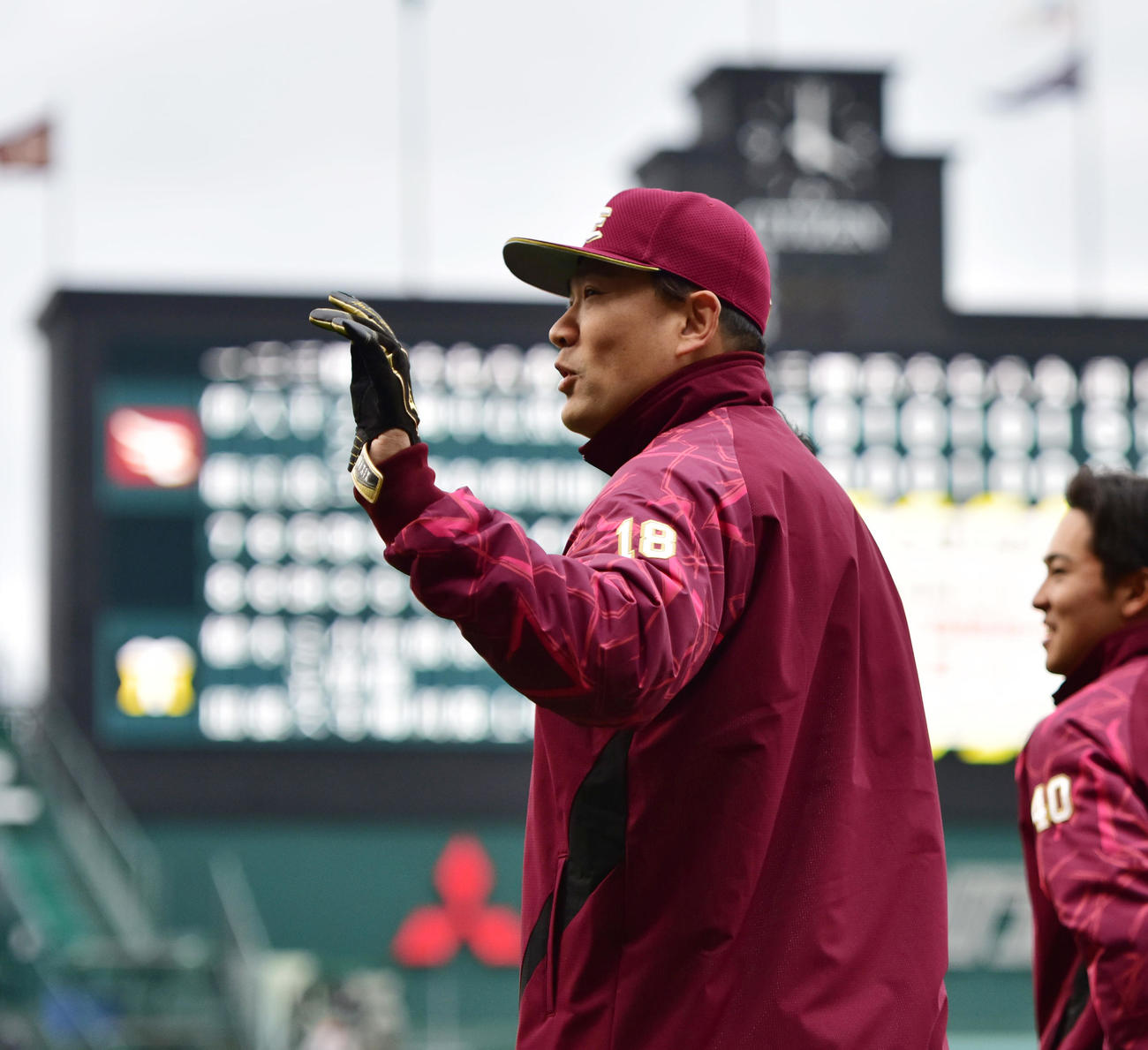阪神対楽天　甲子園で登板した楽天田中将は試合後、ファンの歓声に手を振る（撮影・清水貴仁）