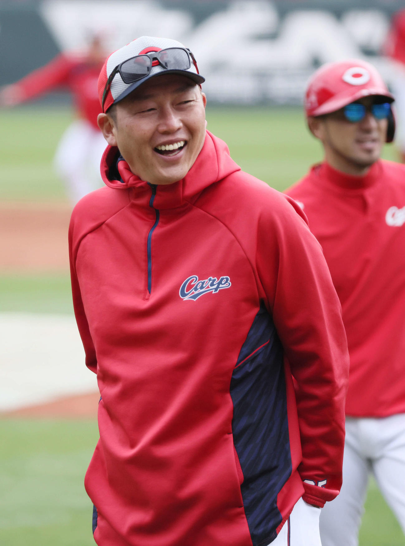 全体練習で笑顔をみせる広島新井監督（撮影・加藤孝規）