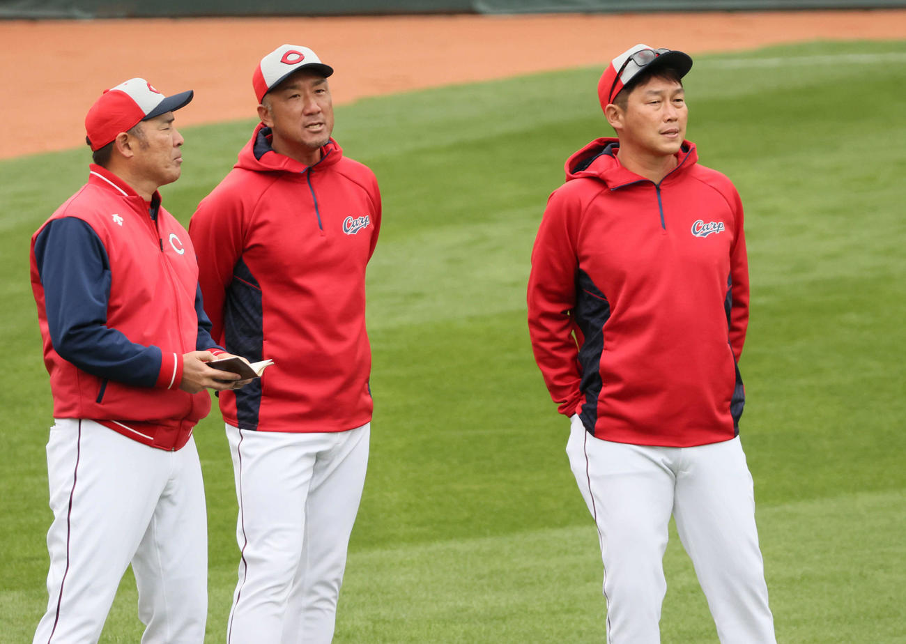 全体練習で投手陣の練習を見守る右から広島新井監督、永川投手コーチ、菊地原投手コーチ（撮影・加藤孝規）