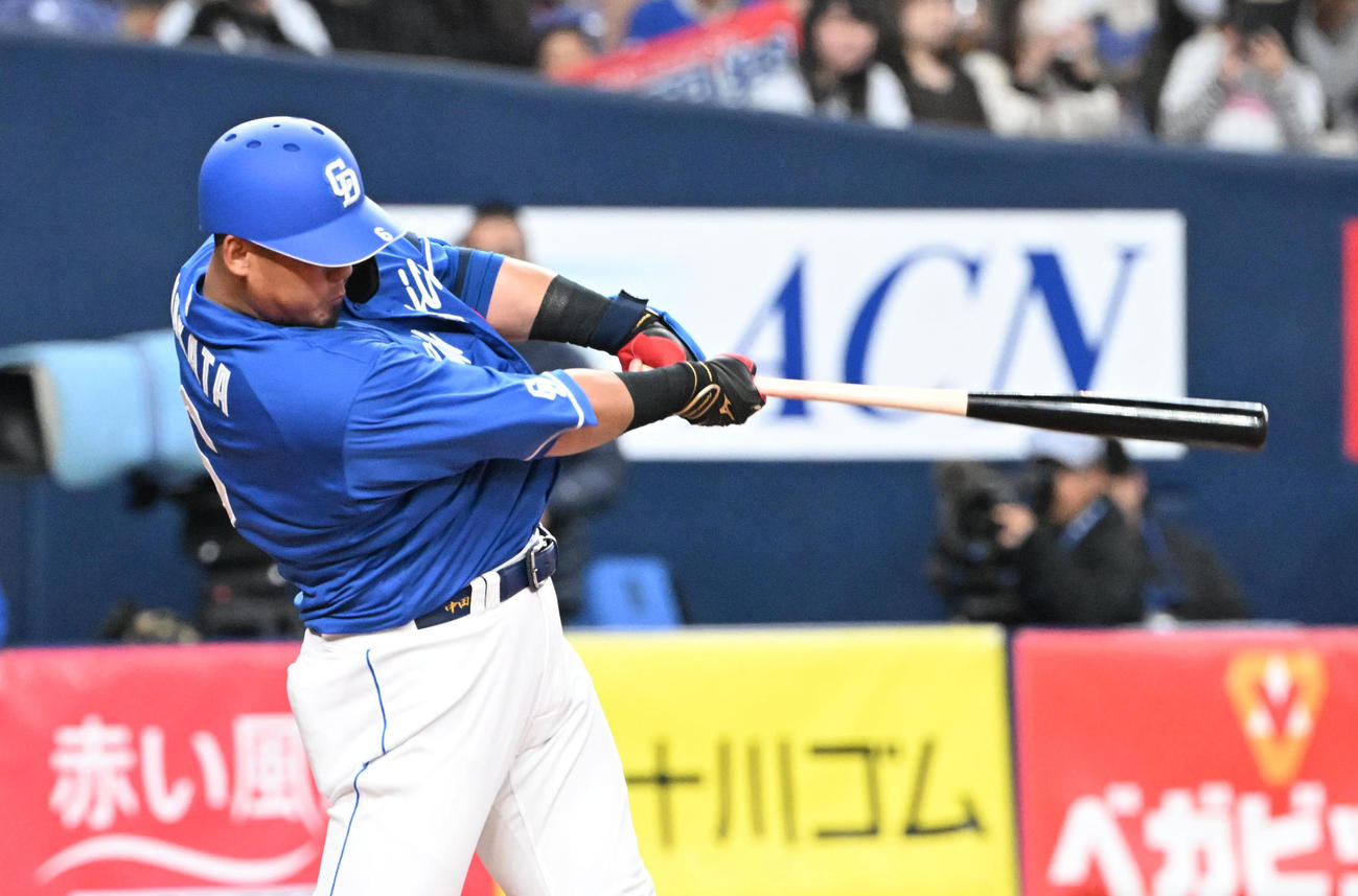 オリックス対中日　4回表中日1死、左越えソロ本塁打を放つ中田（撮影・和賀正仁）