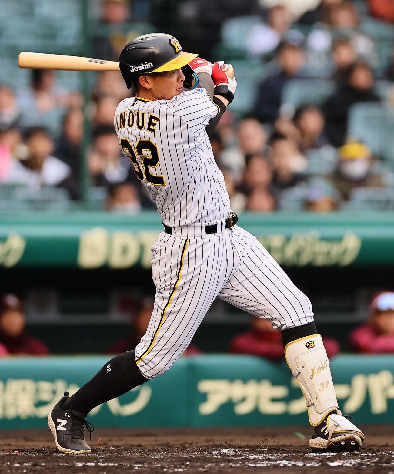 阪神対楽天　2回裏阪神2死一塁、井上は中前打を放つ（撮影・上田博志）