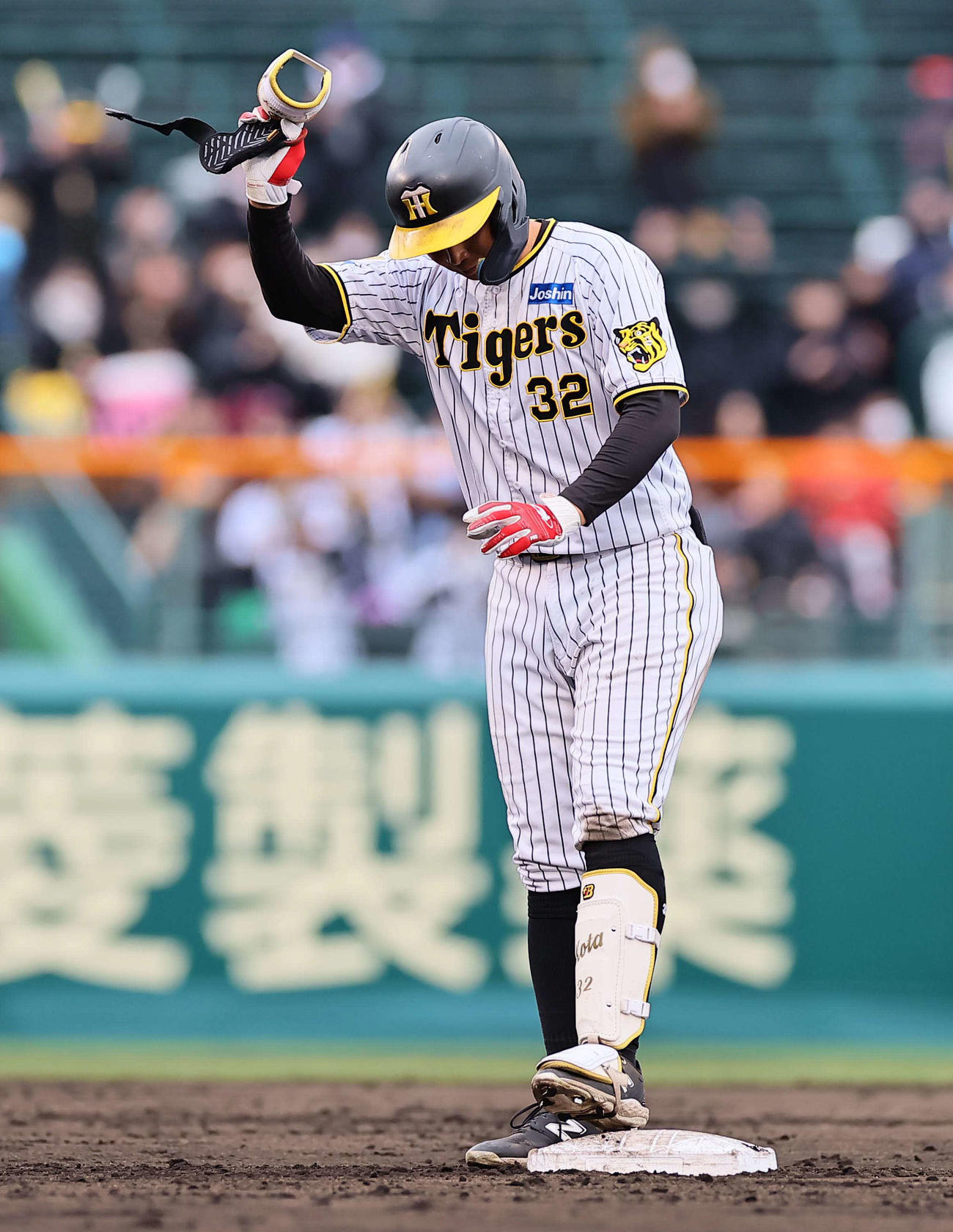 阪神対楽天オープン戦　7回裏阪神1死二塁、左へ適時二塁打を放つ井上（撮影・上田博志）
