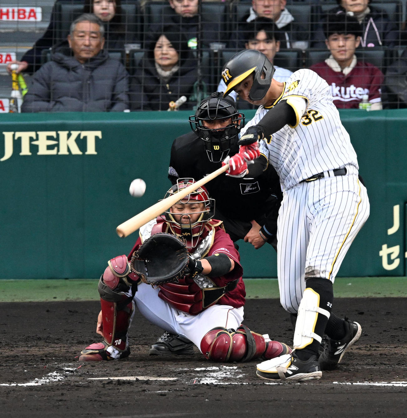 阪神対楽天　7回裏阪神1死二塁、井上は左翼をフェンス直撃する適時二塁打を放つ（撮影・前岡正明）