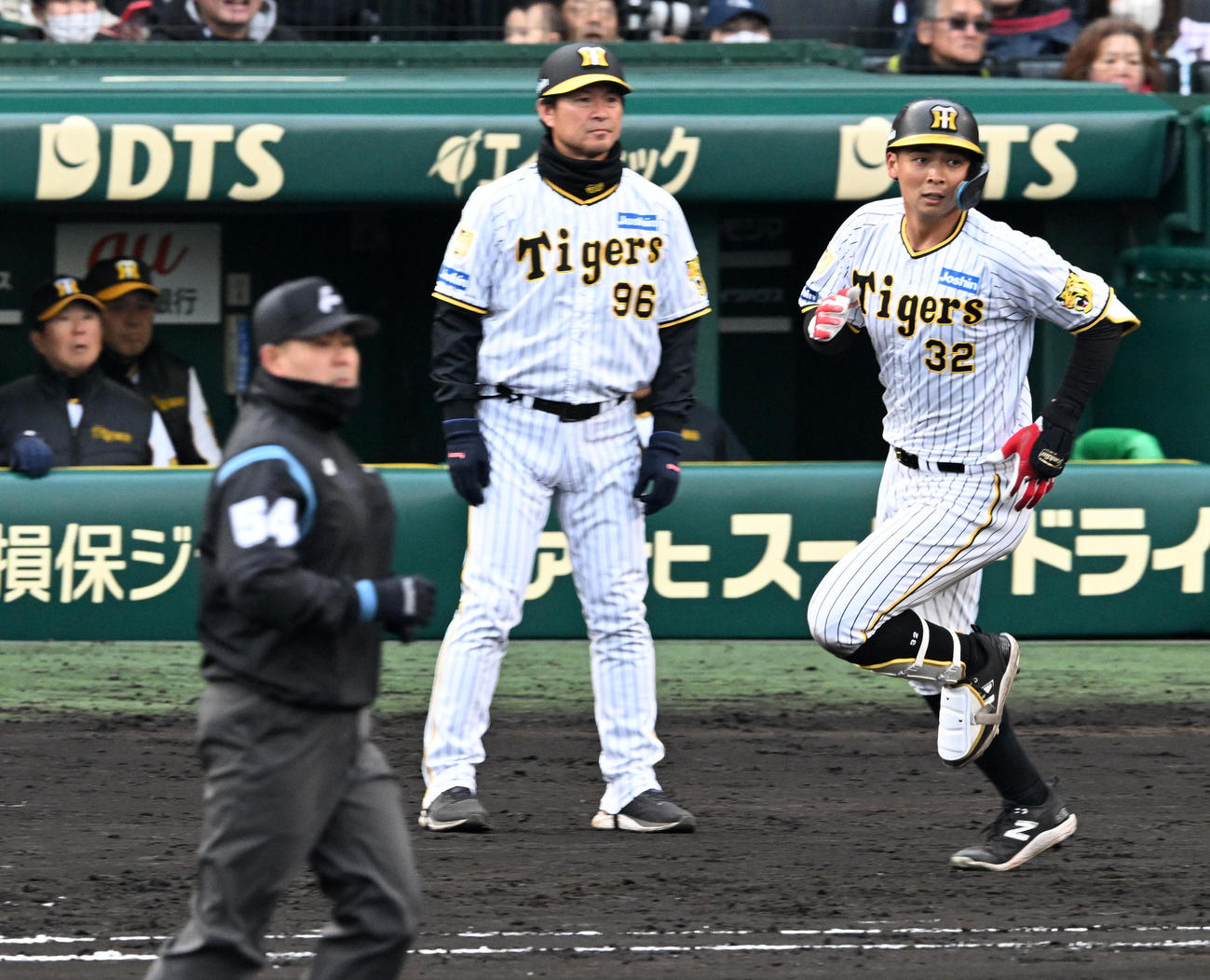 阪神対楽天　7回裏阪神1死二塁、井上広大は左適時二塁打を放つ。ベンチ奥は岡田監督（撮影・前岡正明）