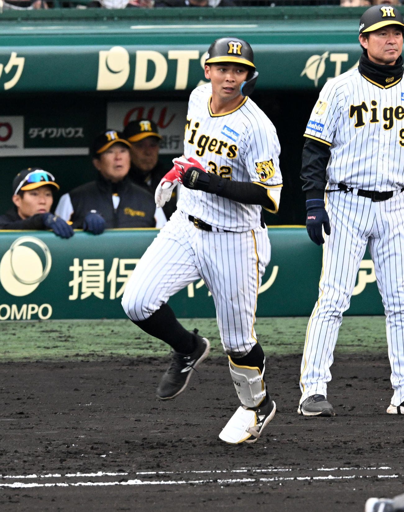 阪神対楽天　7回裏阪神1死二塁、井上広大は左適時二塁打を放つ。ベンチ奥は岡田監督（撮影・前岡正明）