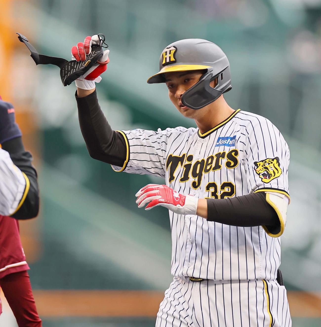 阪神対楽天　2回裏阪神2死一塁、中前打を放ちポーズを決める井上（撮影・上田博志）