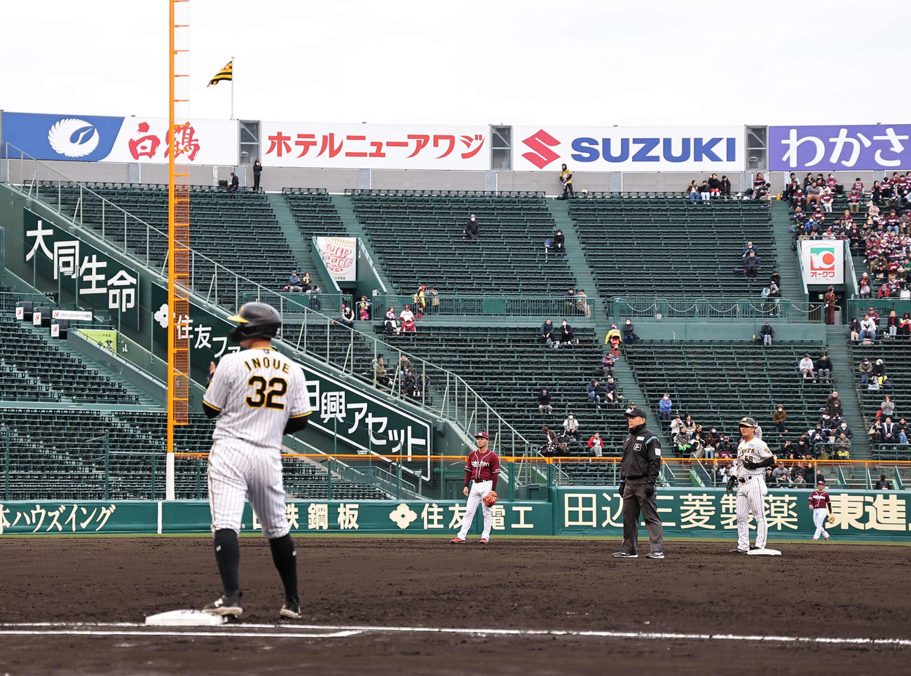 阪神対楽天オープン戦　2回裏阪神2死一、二塁、安打で出塁した前川（右）と井上（撮影・上田博志）