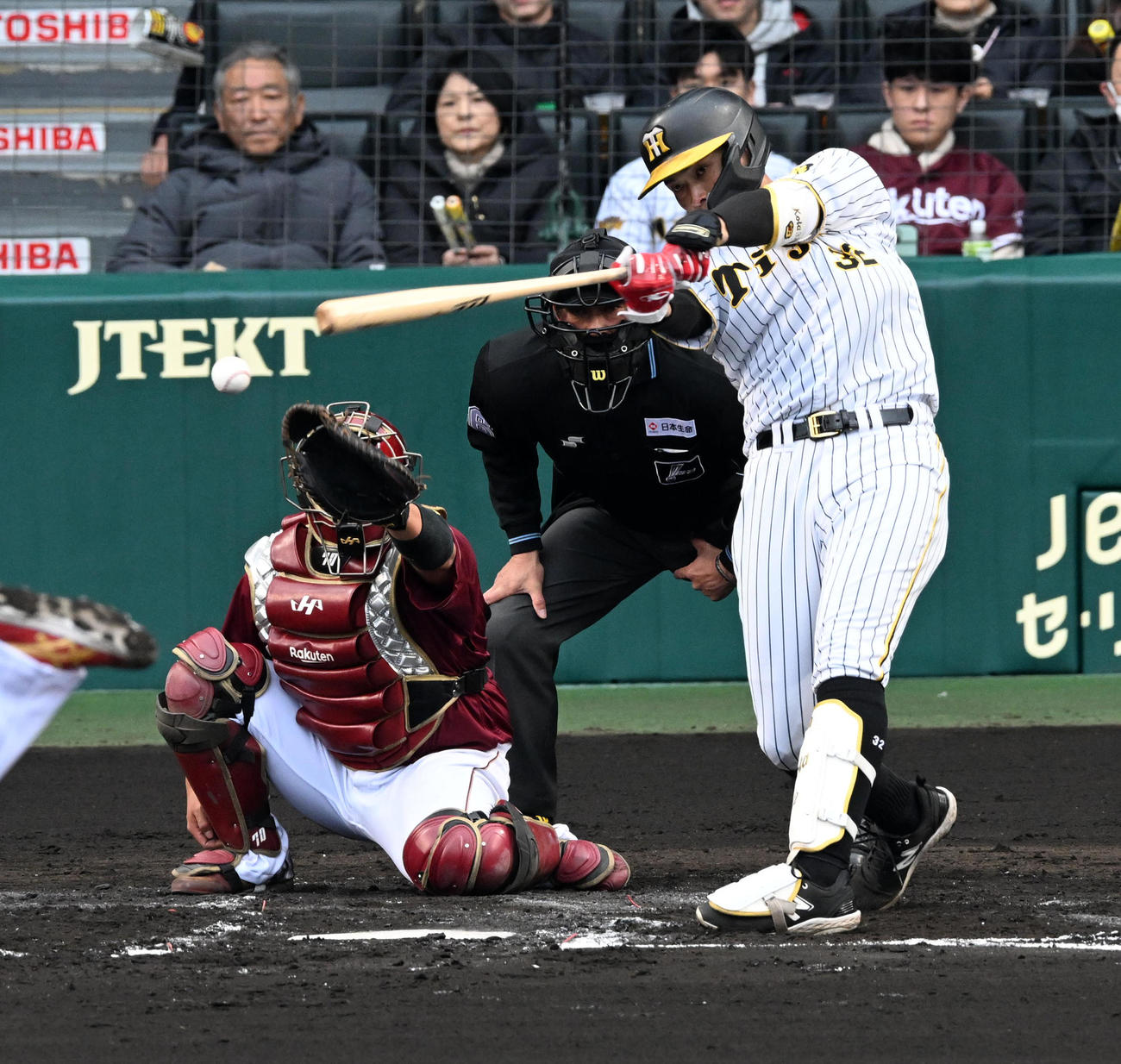 阪神対楽天　2回裏阪神2死一塁、井上は中前打を放つ（撮影・前岡正明）