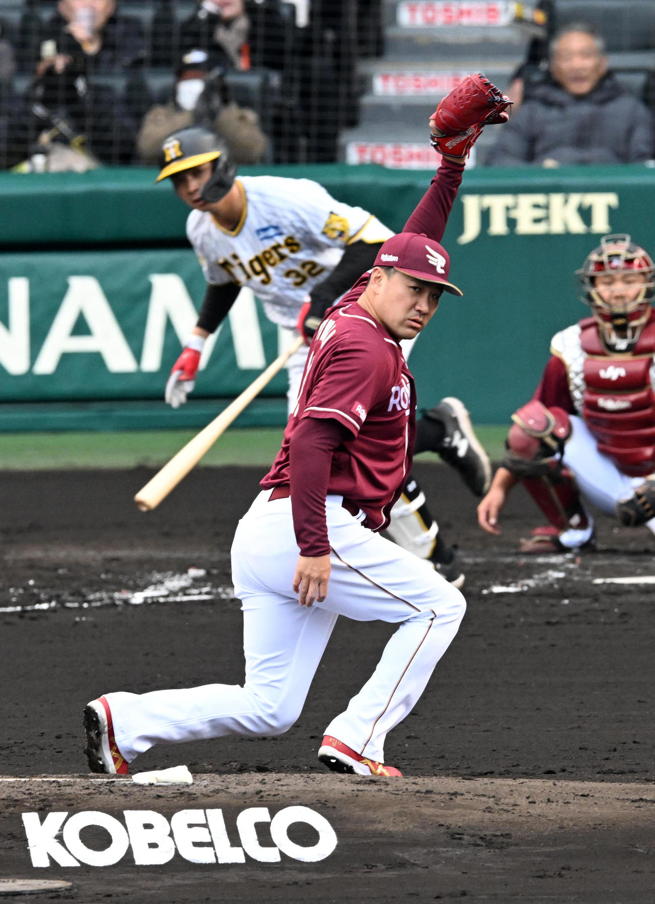 阪神対楽天　2回裏阪神2死一塁、田中将は井上に中前打を浴びる（撮影・前岡正明）