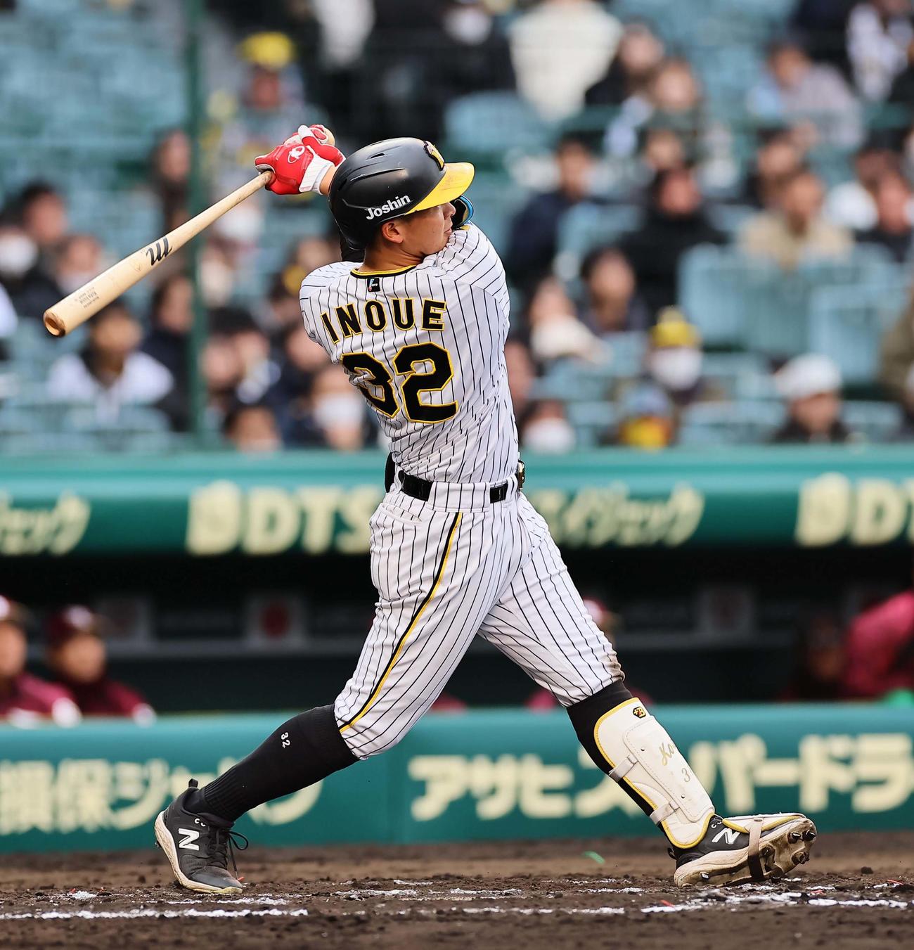 阪神対楽天　7回裏阪神1死二塁、井上は左翼をフェンス直撃する適時二塁打を放つ（撮影・上田博志）