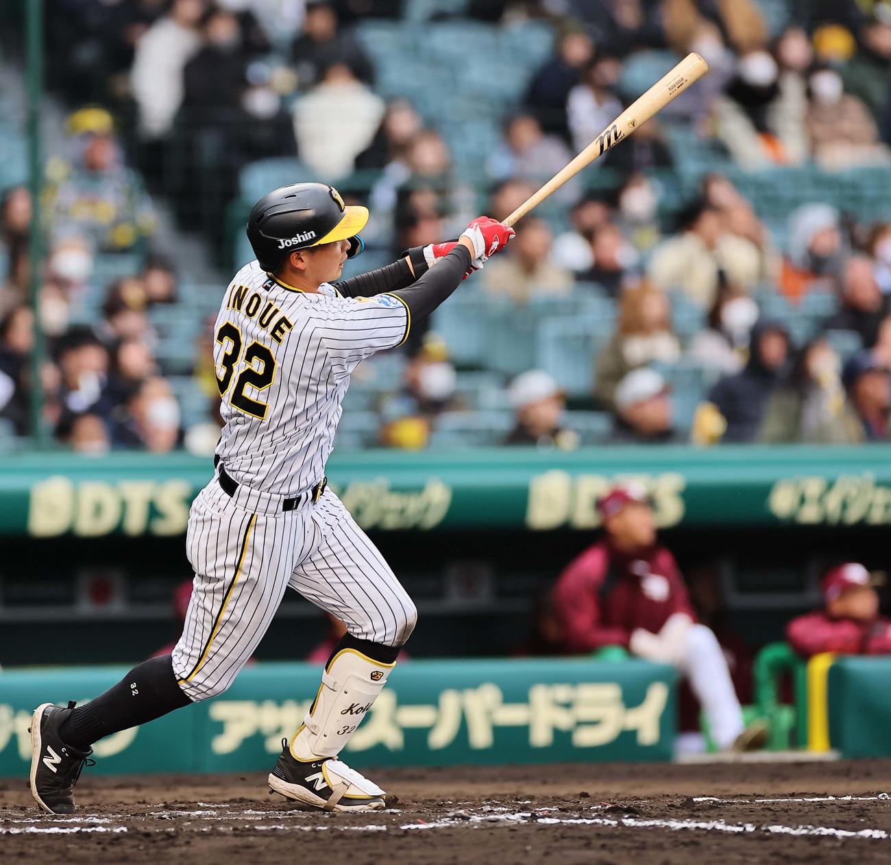 阪神対楽天オープン戦　7回裏阪神1死二塁、左へ適時二塁打を放つ井上（撮影・上田博志）
