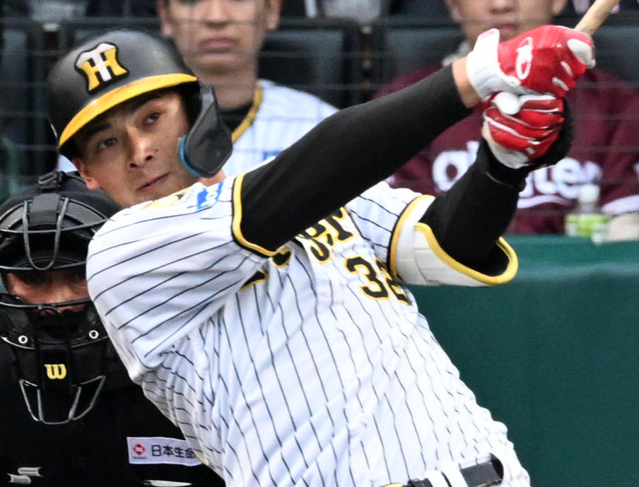 阪神対楽天　7回裏阪神1死二塁、井上は左翼をフェンス直撃する適時二塁打を放つ（撮影・前岡正明）
