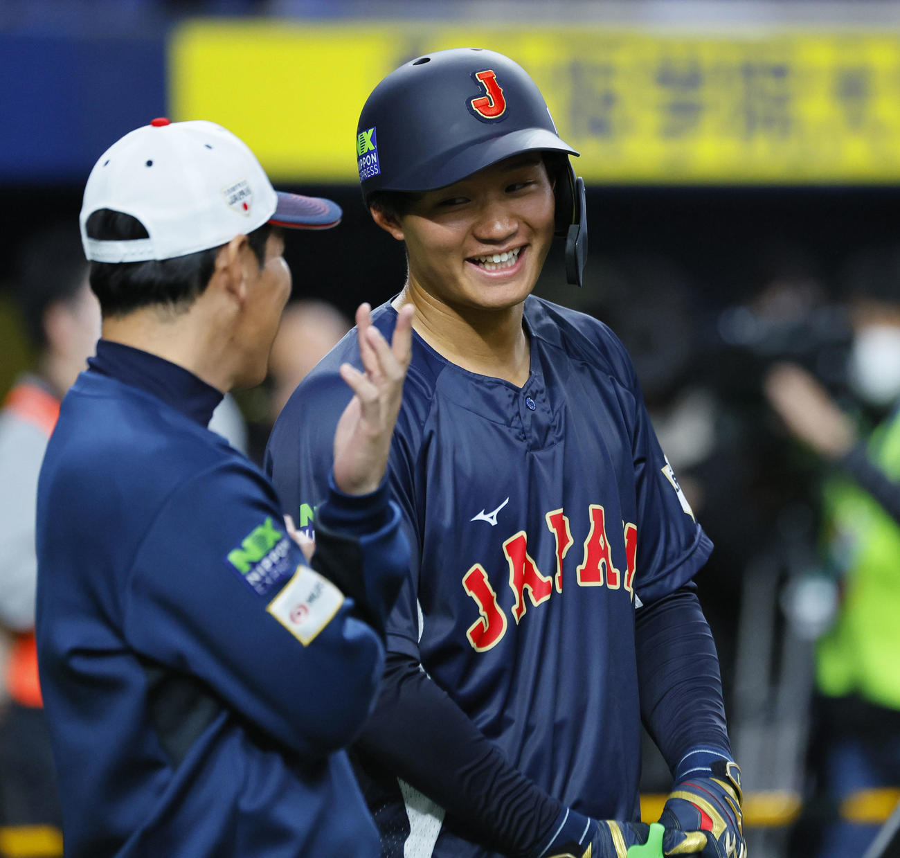 練習の合間に井端監督（左）と談笑する森下（撮影・藤尾明華）
